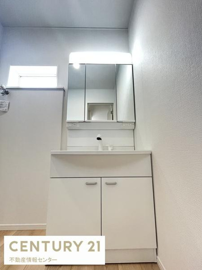 【独立洗面台】 | 南恩加島６丁目　中古戸建 | 三面鏡の収納豊富な洗面化粧台です！