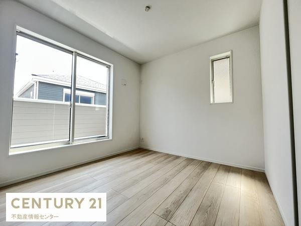 【寝室】 | 南恩加島６丁目　中古戸建 | ベランダから明るい日差しの入る過ごしやすいお部屋です！