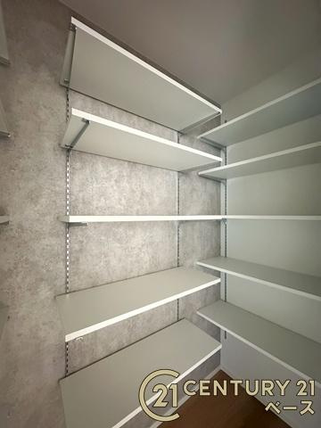 香芝市北今市２丁目 ／新築一戸建の収納|■現地撮影写真■キッチン横にはパントリー収納を完備！