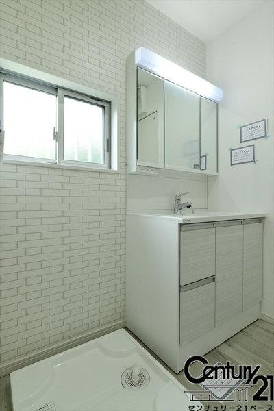 香芝市北今市２丁目 ／新築一戸建の内観：施工例|■三面鏡タイプのミラーキャビネット！収納スペースも豊富です！■