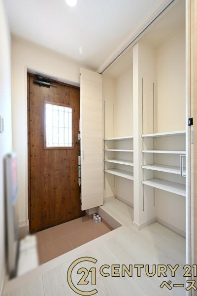リーブルガーデン丹波市町 ２号棟 ／新築一戸建の玄関|■現地撮影写真■すっきりとした明るい玄関が家族やお客様を迎えてくれます！