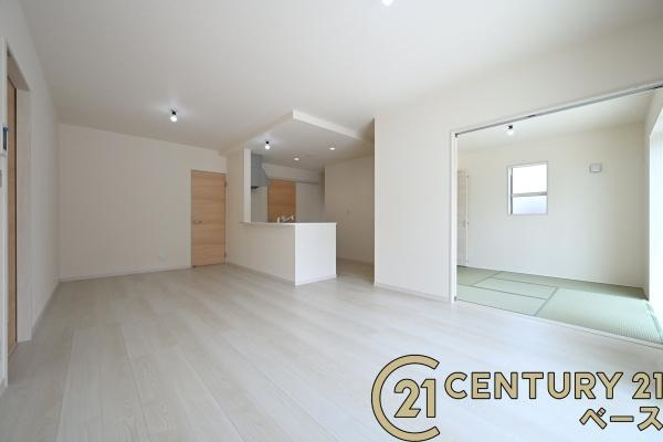 リーブルガーデン丹波市町 ２号棟 ／新築一戸建の居間・リビング|■現地撮影写真■ご家族でくつろいでいただける広々１７.７帖のＬＤＫ！