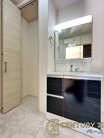 リーブルガーデン丹波市町 ２号棟 ／新築一戸建の内観：施工例|■三面鏡タイプのミラーキャビネット！収納スペースも豊富です！■