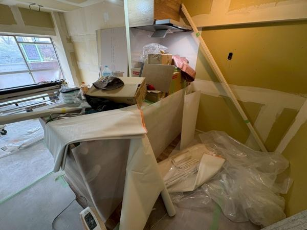 菱興洋光台マンションのキッチン|対面キッチンなら、料理や後片づけをしながらリビングにいる家族と会話したり、気配を感じることができます。特にお子様が小さいうちは、目が離せないので便利ですね
