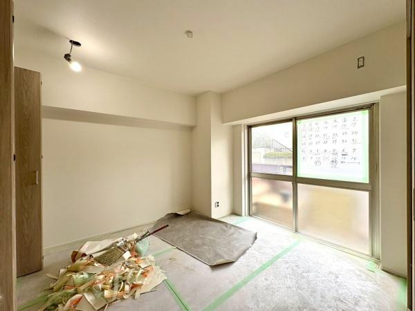 菱興洋光台マンションの洋室|日当たりの良い居室です。大きなクローゼット付き。