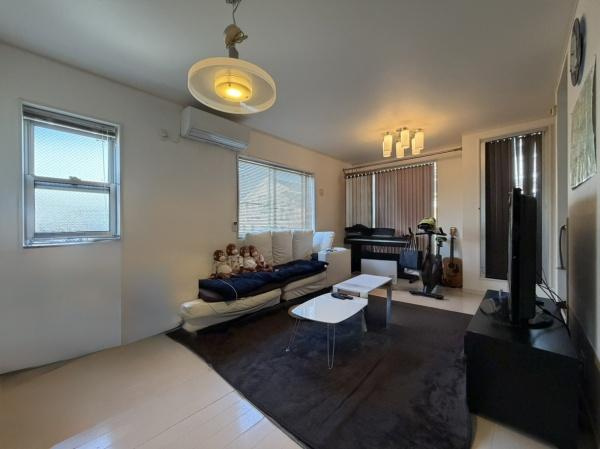 横浜市青葉区美しが丘４丁目の中古一戸建の居間・リビング|キッチン側から見たリビングです！