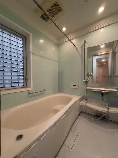 横浜市青葉区美しが丘４丁目の中古一戸建の浴室|いつでも暖かいお風呂に入れるのが嬉しい追焚き機能付き。お仕事でご帰宅の遅くなったお父さんも暖かい湯船に入浴できます。もちろん広さも1坪タイプあるのでお子様ともゆったりと入れます。