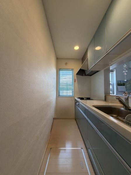 横浜市青葉区美しが丘４丁目の中古一戸建のキッチン|対面式キッチンです。リビングを人通り見渡せます。収納も多いタイプのキッチンなので重宝します。