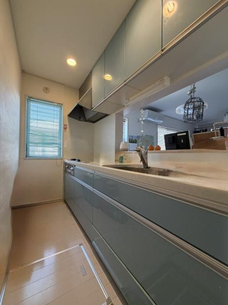 横浜市青葉区美しが丘４丁目の中古一戸建のキッチン|対面式キッチンです。リビングを人通り見渡せます。収納も多いタイプのキッチンなので重宝します。