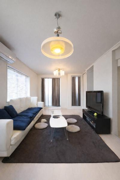 横浜市青葉区美しが丘４丁目の中古一戸建の居間・リビング|キッチン側から見たリビングです！窓が多いので日中は照明がなくても明るいです。