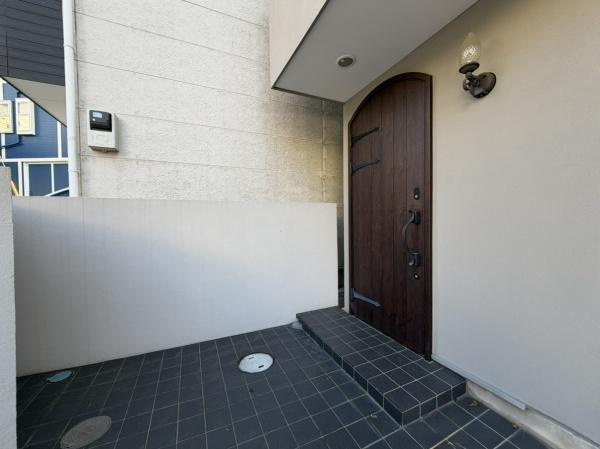 横浜市青葉区美しが丘４丁目の中古一戸建の玄関|気品あるデザイン性を持つ玄関は、住む方の満足感を満たすクオリティ。帰宅するご家族や、訪れる方を気持ちよく迎える・安らぎに満ちた生活空間を予感させてくれます。
