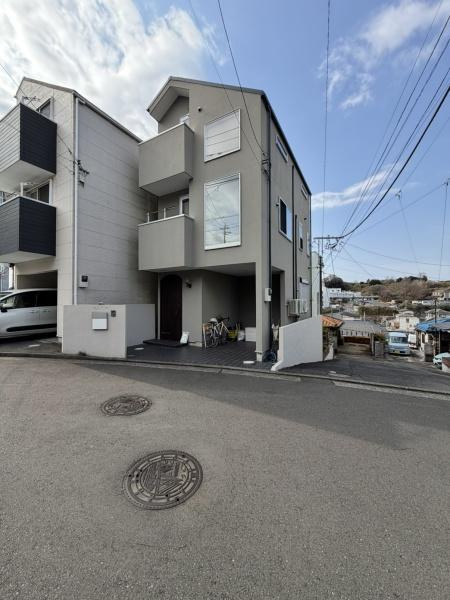 横浜市青葉区美しが丘４丁目の中古一戸建の前面道路含む現地写真|この家からスタートする「新しいライフスタイル」はご家族にとって大切で貴重な時間。少しでも豊かに、そして快適に…そんな理想の暮らしを叶えてくれるお家になるはずです。