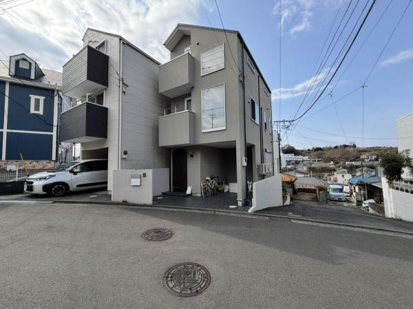 横浜市青葉区美しが丘４丁目の中古一戸建の前面道路含む現地写真|カースペースもございます。駐車場代がかからないのは戸建ての良いところですね。