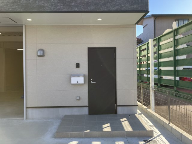 印場元町５－２ＧＩＭＵＣＯの玄関