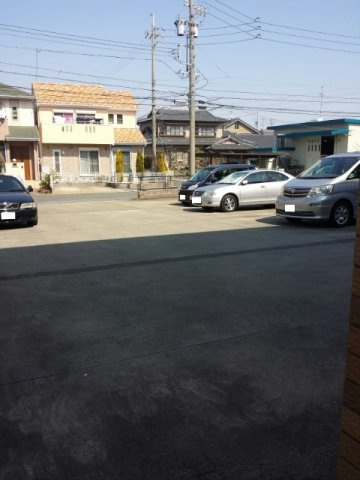 クレディア２１の駐車場