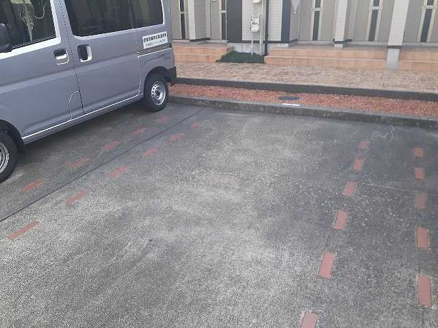 リバ－ス露橋の駐車場