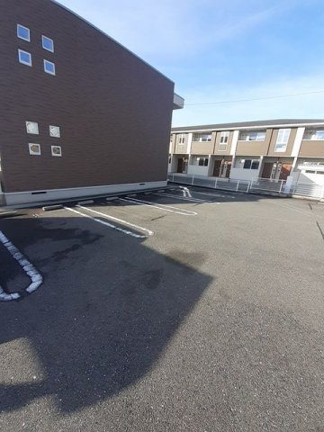 ブラン・ブランシェＢの駐車場