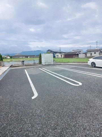 メゾン　ド　さちＡの駐車場