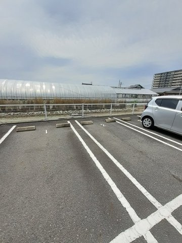 マーチ・グレイスＢの駐車場