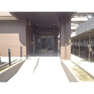 ベルニシキS棟のエントランス