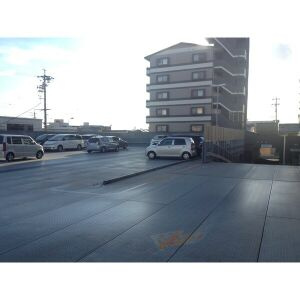 ベルニシキS棟の駐車場
