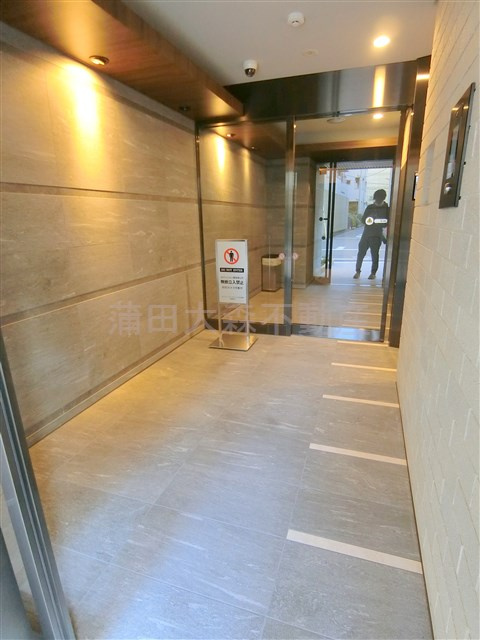 クレイシアIDZ(アイズ)蒲田のエントランス|防犯カメラ+顔認証のオートロック宅配BOXメールBOX管理人室