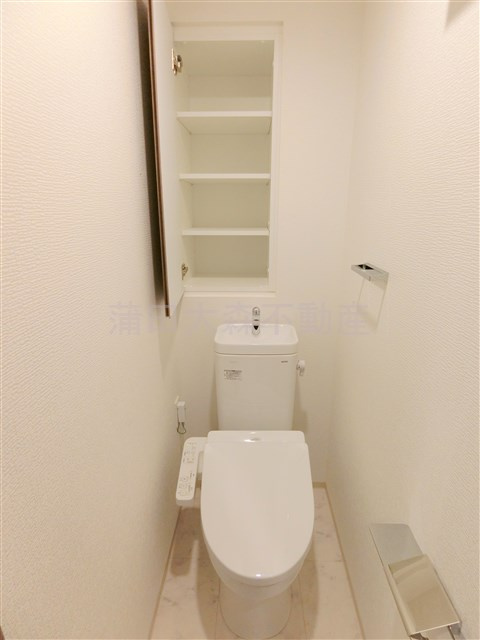 クレイシアIDZ(アイズ)蒲田のトイレ|棚収納と温水洗浄便座付きのトイレ