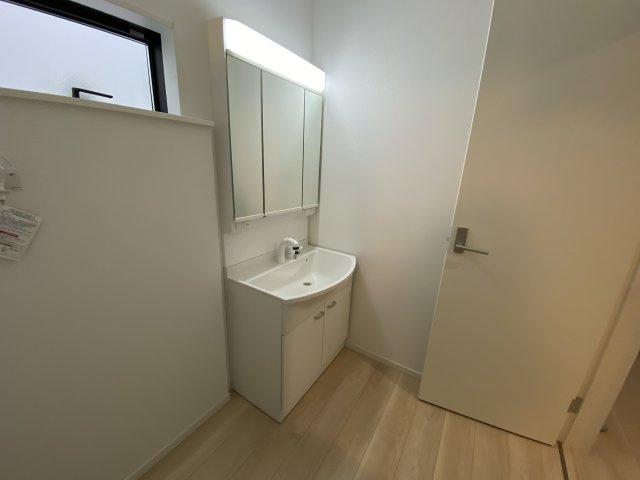 ☆新築デザイナーズ分譲　【いわき市平南白土　全６棟】　5号棟の独立洗面台|同施工　◆洗面所の写真です◆　洗面台は朝をすっきりさせてくれる空間としては大切な空間です。バタバタしている忙しい朝でも収納が多い洗面台では短い時間で効率良く支度ができます。

