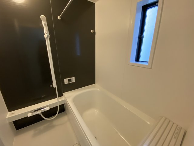 ☆新築デザイナーズ分譲　【いわき市平南白土　全６棟】　5号棟の浴室|同施工◆ユニットバスの写真です◆　フルオート機能で、時間帯を気にせず、家族全員が暖かい湯船に浸かることができます。　一日の疲れを癒してくれそうですね♪