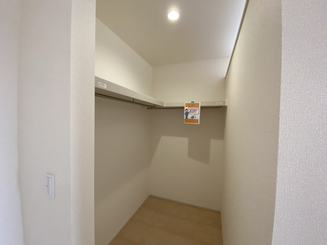 ☆新築デザイナーズ分譲　【いわき市平南白土　全６棟】　5号棟の収納|同施工◆ウォークインクローゼットの写真です◆　季節を問わずにたっぷり収納ができます。冬物の収納にも困りません。お子様のお片付けも上手にできそうです。