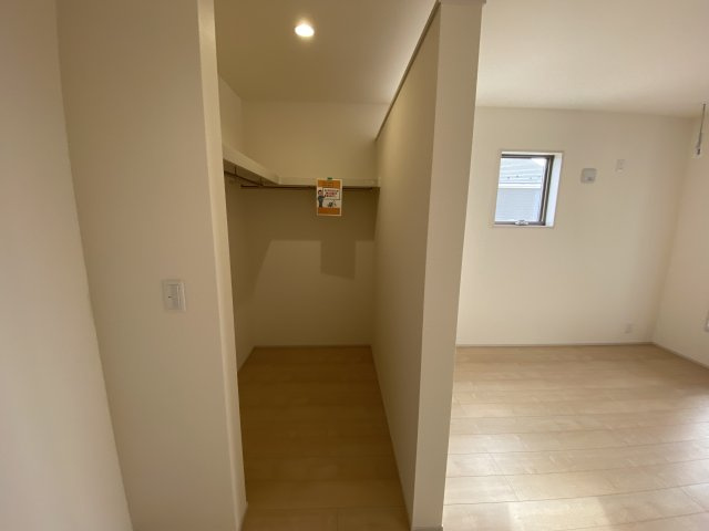 ☆新築デザイナーズ分譲　【いわき市平南白土　全６棟】　5号棟の収納|同施工◆収納スペースの写真です◆　十分な広さがあるので収納には困りませんね♪　お手持ちの衣類ケースなども置ける大空間で、寝室がスッキリ使えます。