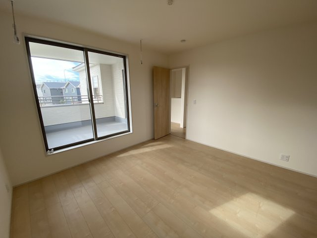 ☆新築デザイナーズ分譲　【いわき市平南白土　全６棟】　5号棟の洋室|同施工　◆居室の写真です◆　充分な広さの収納を備え、採光良好な洋室は、快適空間。プライベートの時間もゆったりお寛ぎ頂けそうです。

