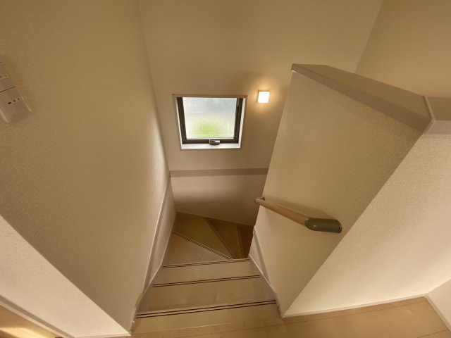 ☆新築デザイナーズ分譲　【いわき市平南白土　全６棟】　5号棟のその他|同施工　◆階段の写真です◆　
階段は家族がほぼ毎日通る動線の為、安全上の配慮が必要です！
階段は手すり付きなので、小さなお子様からご年配の方まで安心ですね♪



