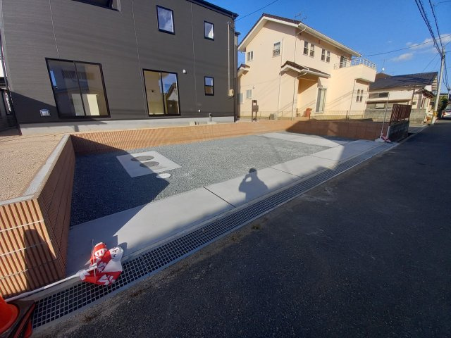 ☆新築デザイナーズ分譲　【いわき市平南白土　全６棟】　5号棟の外観|同施工◆
一緒に理想の住まいを見つけましょう！（＾＾）
お住まいの相談だけでなく、地域の事についても是非お気軽に尋ねてください！
お問い合わせは不動産プラスまで☆

