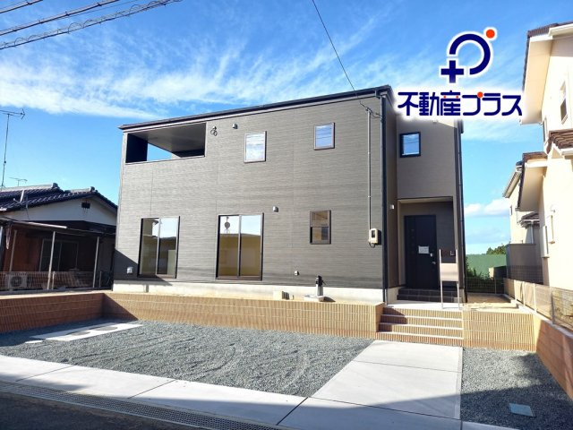 ☆新築デザイナーズ分譲　【いわき市平南白土　全６棟】　5号棟の前面道路含む現地写真|同施工◆外観の写真です◆　
暮らしやすさに配慮したゆとりある住空間です♪　人気のデザイナーズ物件で気分が上がりますね♪（＾＾）/