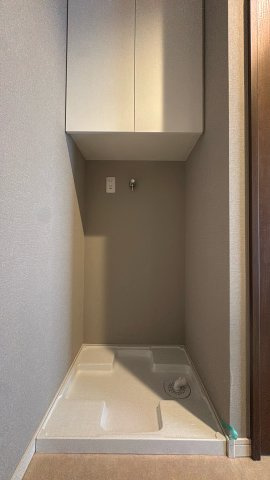 【ランドリースペース】 | シティガーデンBONJONOテラス☆仲介手数料無料☆ | 洗濯機置場周辺も使いやすく配慮。洗剤などを置ける棚スペースもあり、効率的な家事をサポートします。
