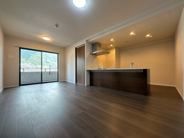 【居間・リビング】 | シティガーデンBONJONOテラス☆仲介手数料無料☆ | 自然光がたっぷりと差し込む明るいリビング。家族が集まり、ゆったりとした時間を過ごせる広々とした設計です。