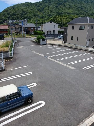 プラージュの駐車場