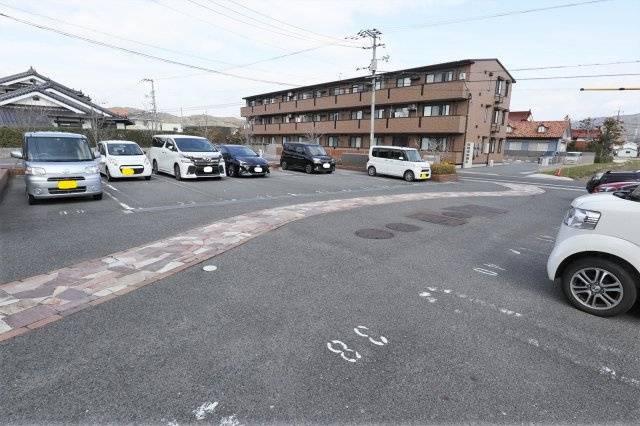 アザレアコートアミカ　C棟の駐車場