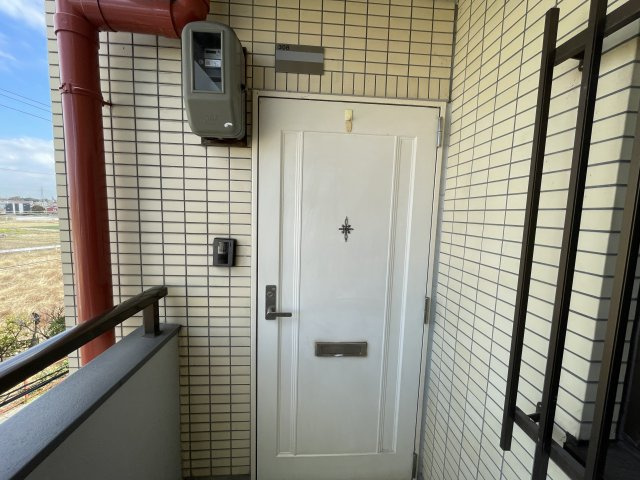 ピュアライフ長草A棟の玄関