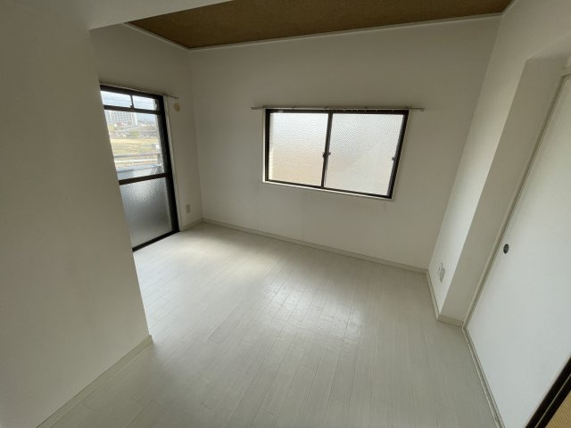 ピュアライフ長草A棟の洋室