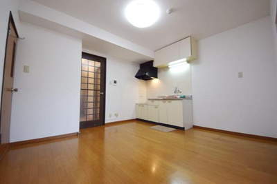 【居間・リビング】 | プリンセスマンション | こちらのリビングで趣味の時間をお楽しみください