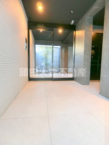 WHARFワーフ蒲田westのエントランス|防犯カメラTVモニター付オートロック宅配BOXメールBOX管理人室