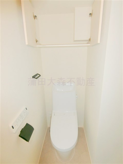 WHARFワーフ蒲田westのトイレ|棚収納と温水洗浄便座付きのトイレ　