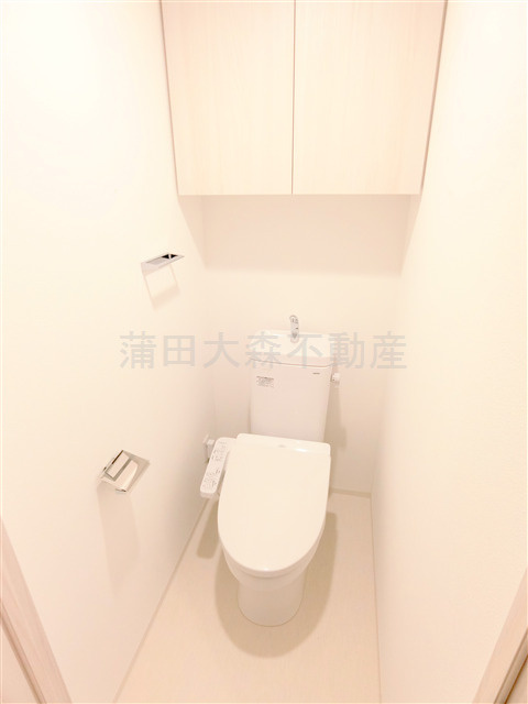 アーバンパーク蒲田南Ⅱのトイレ|棚収納と温水洗浄便座付きのトイレ