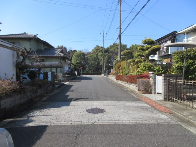 中古戸建　東松山市桜山台23-17（リフォーム住宅）の前面道路含む現地写真