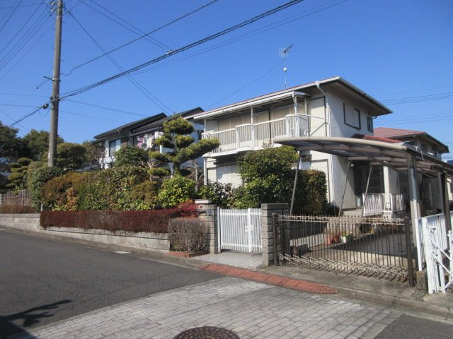 中古戸建　東松山市桜山台23-17（リフォーム住宅）の前面道路含む現地写真