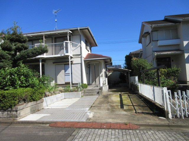 中古戸建　東松山市桜山台23-17（リフォーム住宅）の前面道路含む現地写真