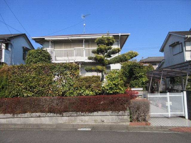 中古戸建　東松山市桜山台23-17（リフォーム住宅）の前面道路含む現地写真
