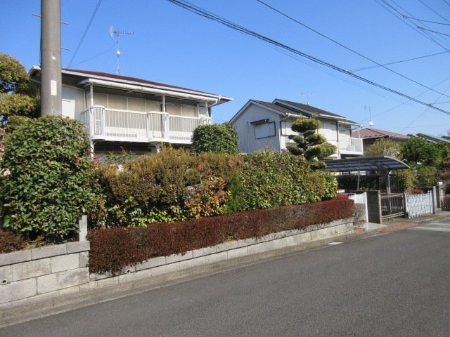 中古戸建　東松山市桜山台23-17（リフォーム住宅）の前面道路含む現地写真